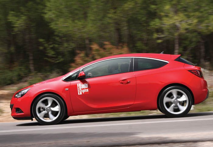 Η παρουσία του Opel Astra GTC στο δρόμο χαρακτηρίζεται από τους σπορτίφ προσανατολισμούς της ανάρτησης και του πλαισίου. Η παρουσία του Opel Astra GTC στο δρόμο χαρακτηρίζεται από τους σπορτίφ προσανατολισμούς της ανάρτησης και του πλαισίου.
